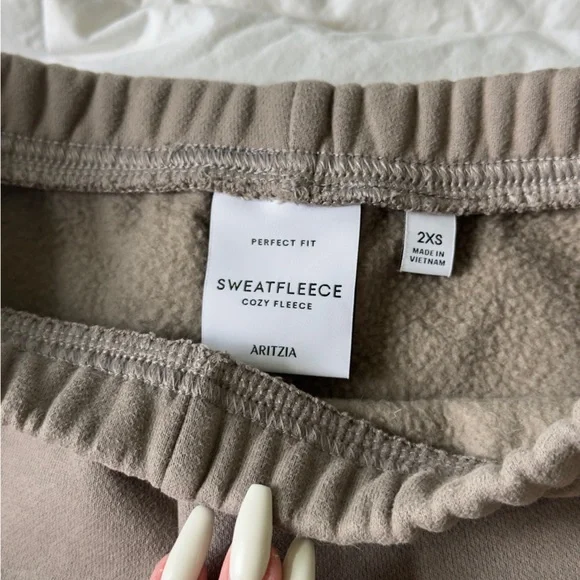 aritzia cozy fleece boyfriend mini shorts taupe - Picture 4 of 5